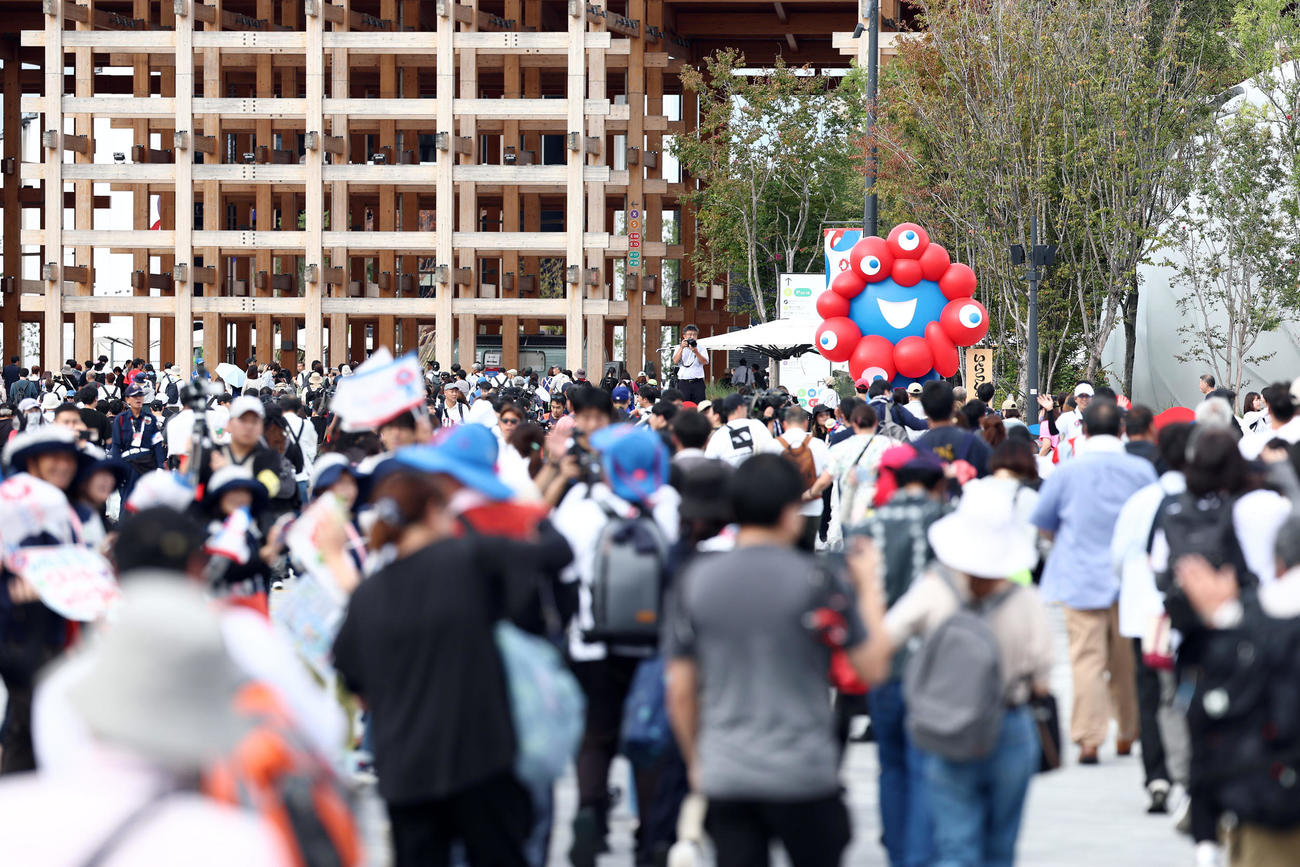 大阪・関西万博最終日、入場しパビリオンへ向かう来場者たち（撮影・前田充）