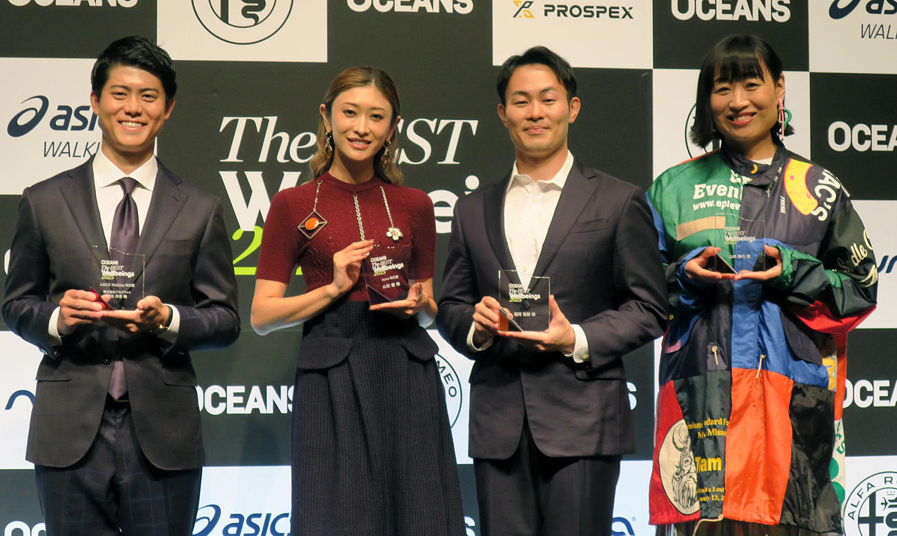 受賞者披露セレモニーで笑顔の、左から岡田祥吾さん、山田優、福岡堅樹さん、山崎静代
