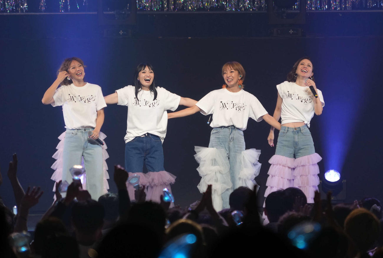 「MAX 30th LIVE CONTACT 2025 Ways To Go～Come on B．B．WAVES～」でパフォーマンスするMAX。左からLINA、MINA、REINA、NANA