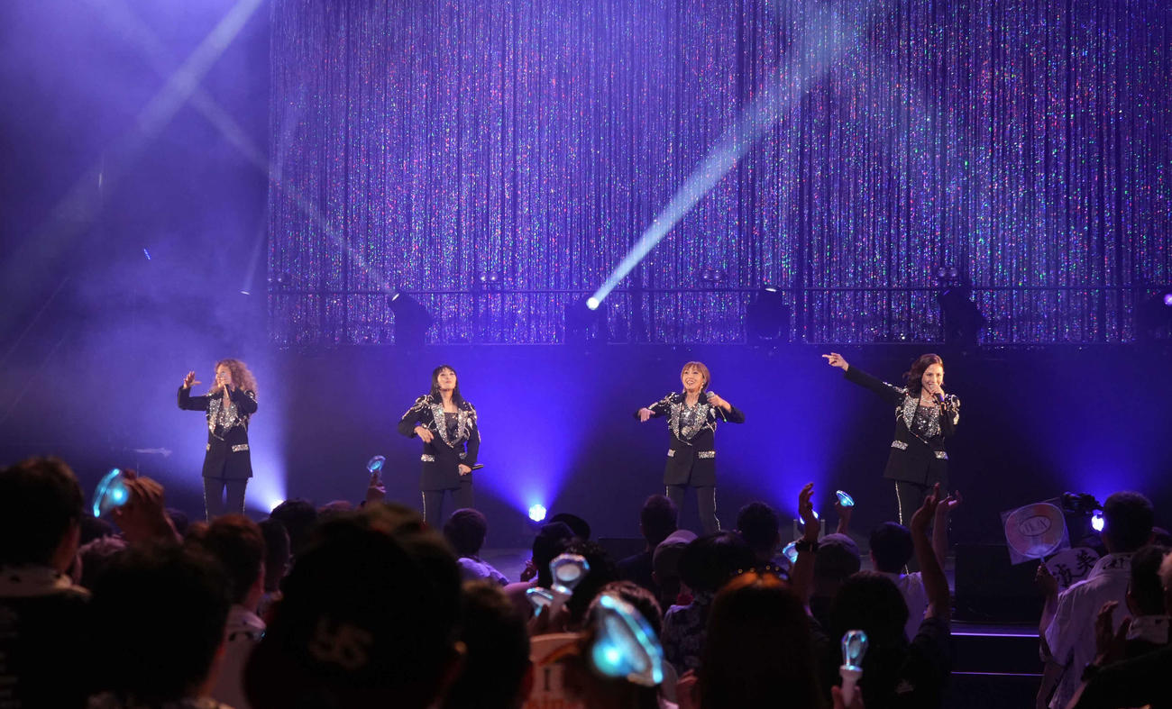 「MAX 30th LIVE CONTACT 2025 Ways To Go～Come on B．B．WAVES～」でパフォーマンスするMAX。左からLINA、MINA、REINA、NANA