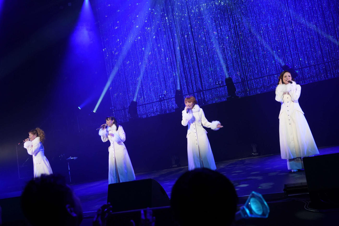「MAX 30th LIVE CONTACT 2025 Ways To Go～Come on B．B．WAVES～」でパフォーマンスするMAX。左からLINA、MINA、REINA、NANA