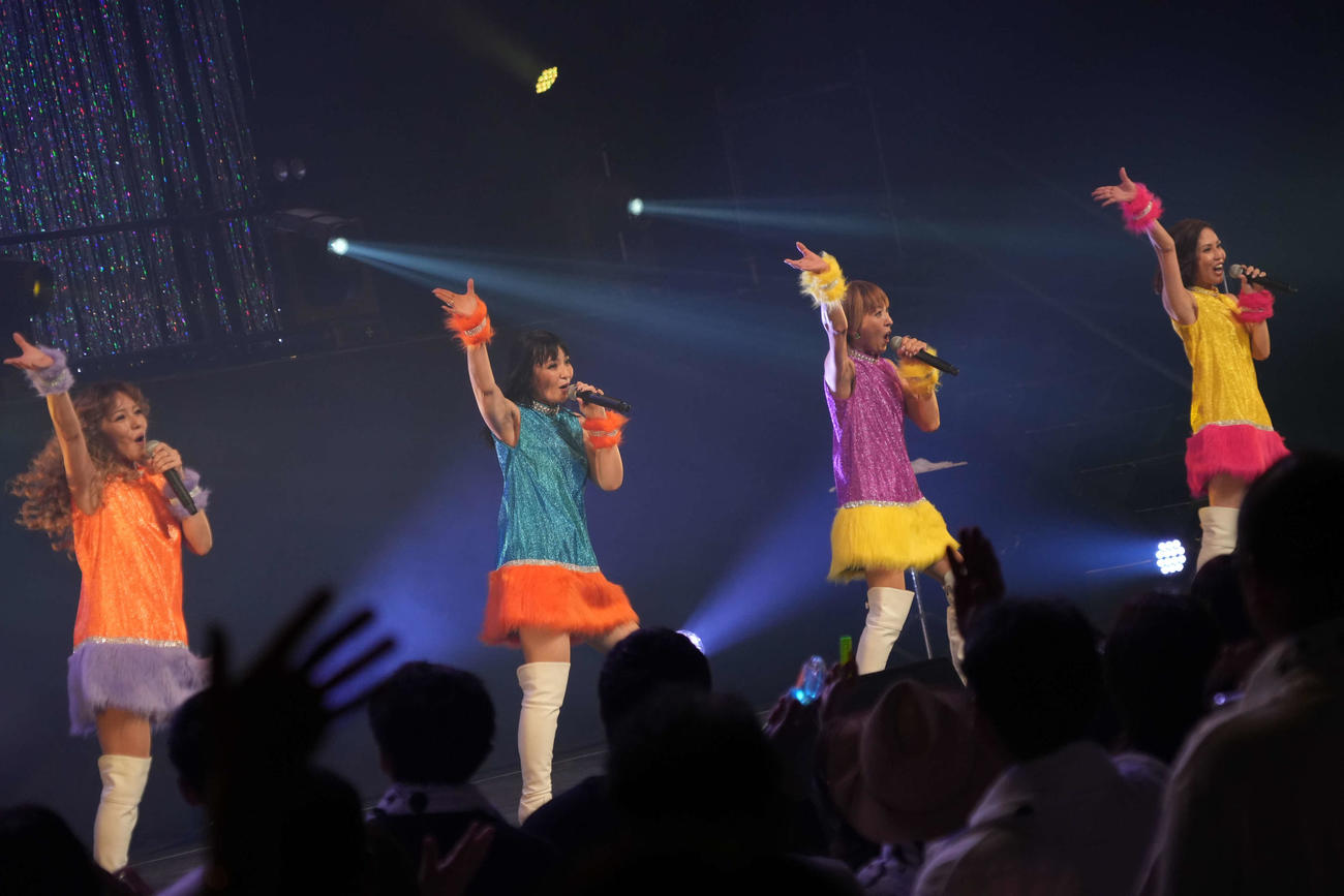 「MAX 30th LIVE CONTACT 2025 Ways To Go～Come on B．B．WAVES～」でパフォーマンスするMAX。左からLINA、MINA、REINA、NANA
