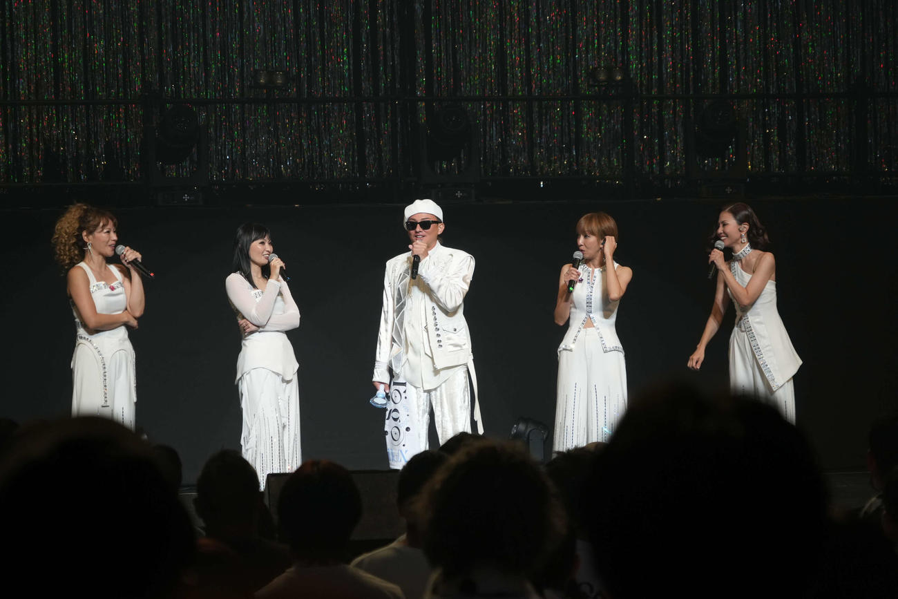 「MAX 30th LIVE CONTACT 2025 Ways To Go～Come on B．B．WAVES～」でパフォーマンスする、左からLINA、MINA、ISSA、REINA、NANA