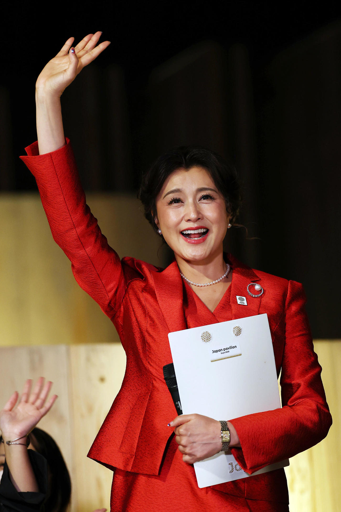 終幕を迎え、あいさつする日本館名誉館長の藤原紀香（撮影・前田充）