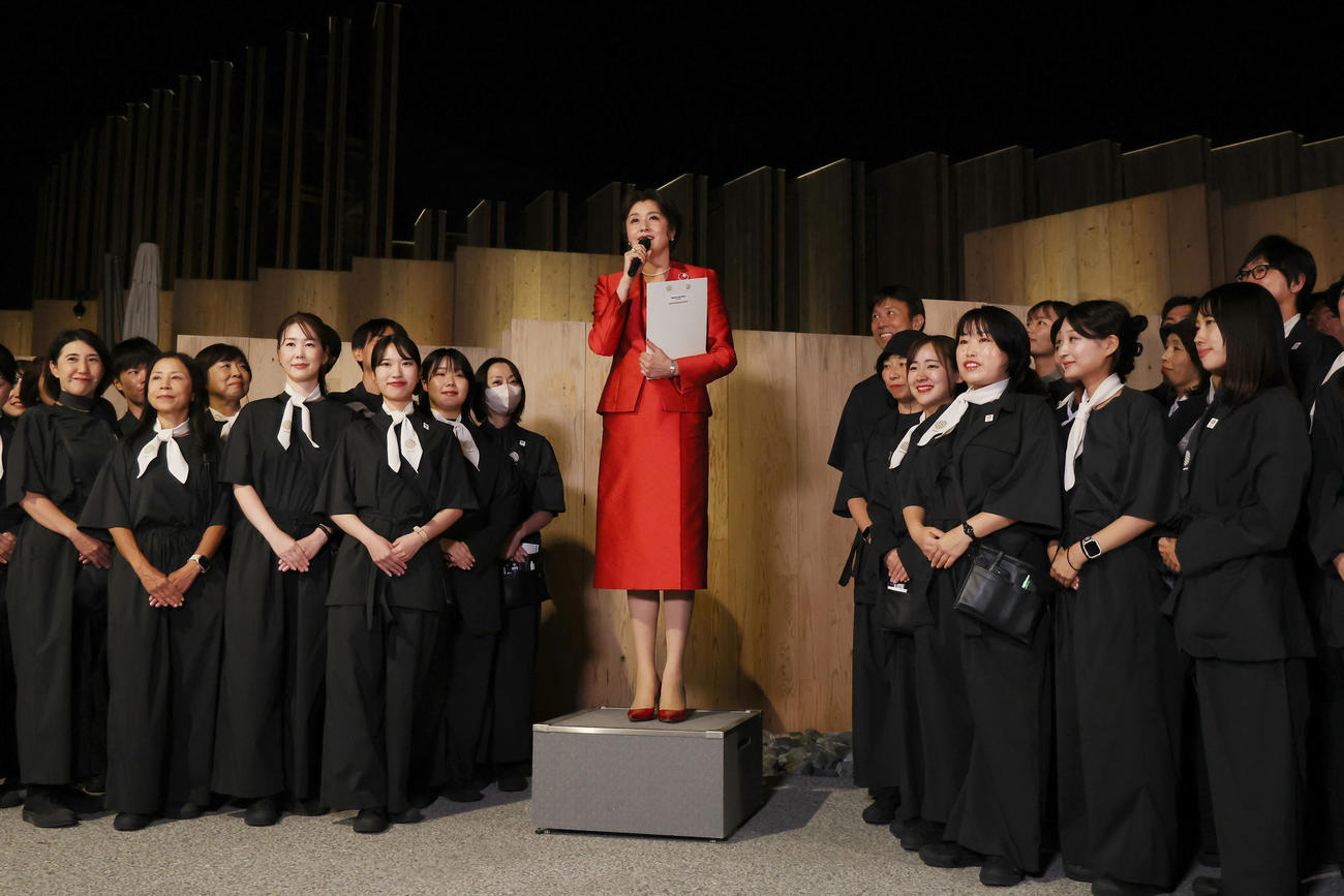 終幕を迎え、あいさつする日本館名誉館長の藤原紀香（中央）（撮影・前田充）