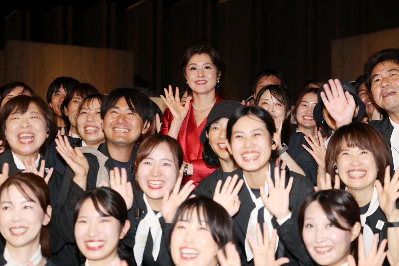 スタッフに囲まれ、笑顔で手を振る日本館名誉館長の藤原紀香（中央）（撮影・前田充）