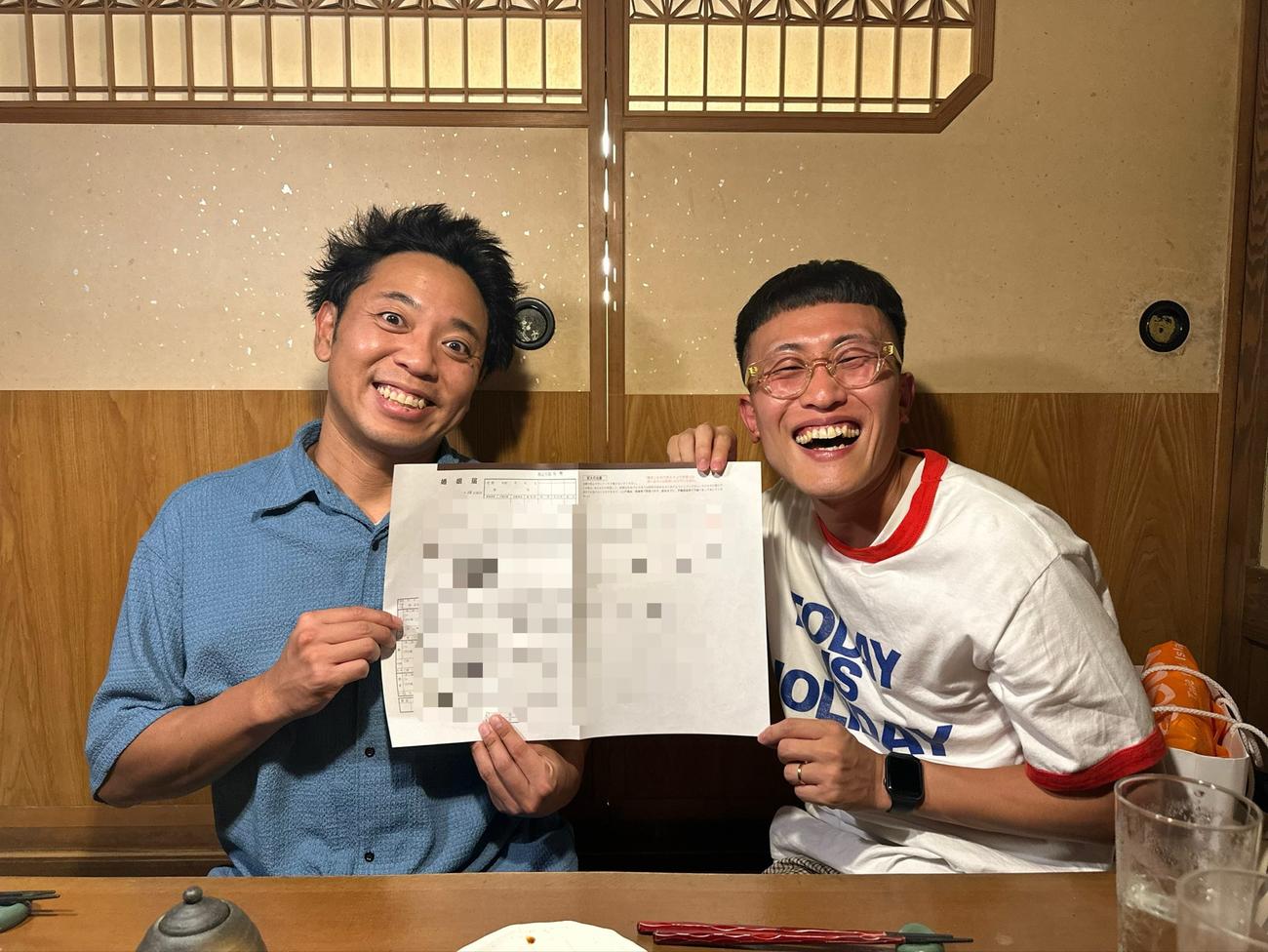 婚姻届の証人となったサンシャイン池崎（左）と髙橋良平（スゲーニョ髙橋良平のXから）