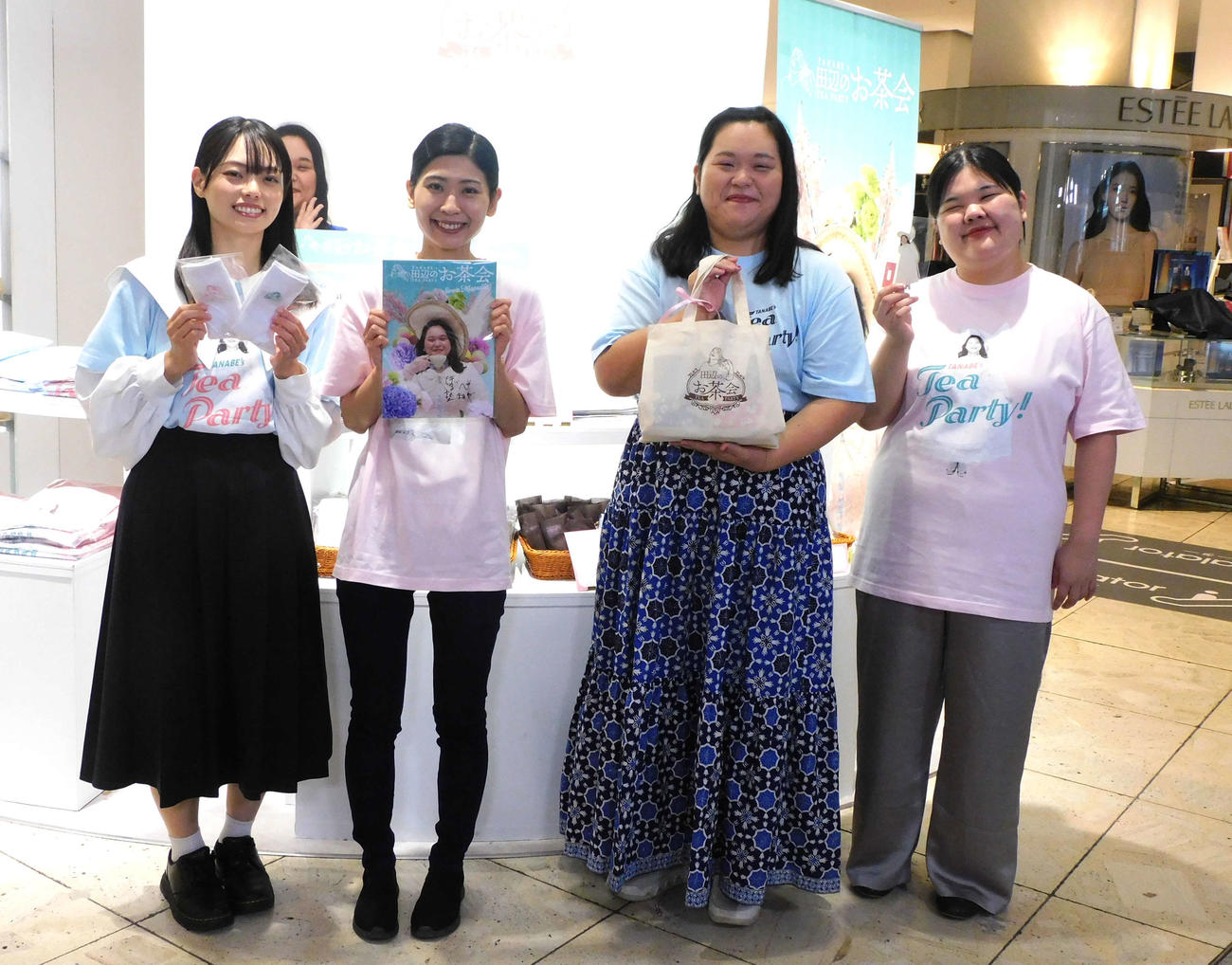 田辺智加のポップアップショップ開催を受けて事前取材を行うぼる塾、左からきりやはるか、酒寄希望、田辺智加、あんり（撮影・寺本吏輝）