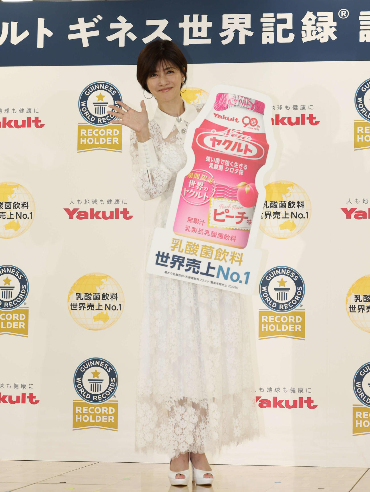 ギネス世界記録認定授与式で笑顔で手を振る内田有紀（撮影・増田悦実）