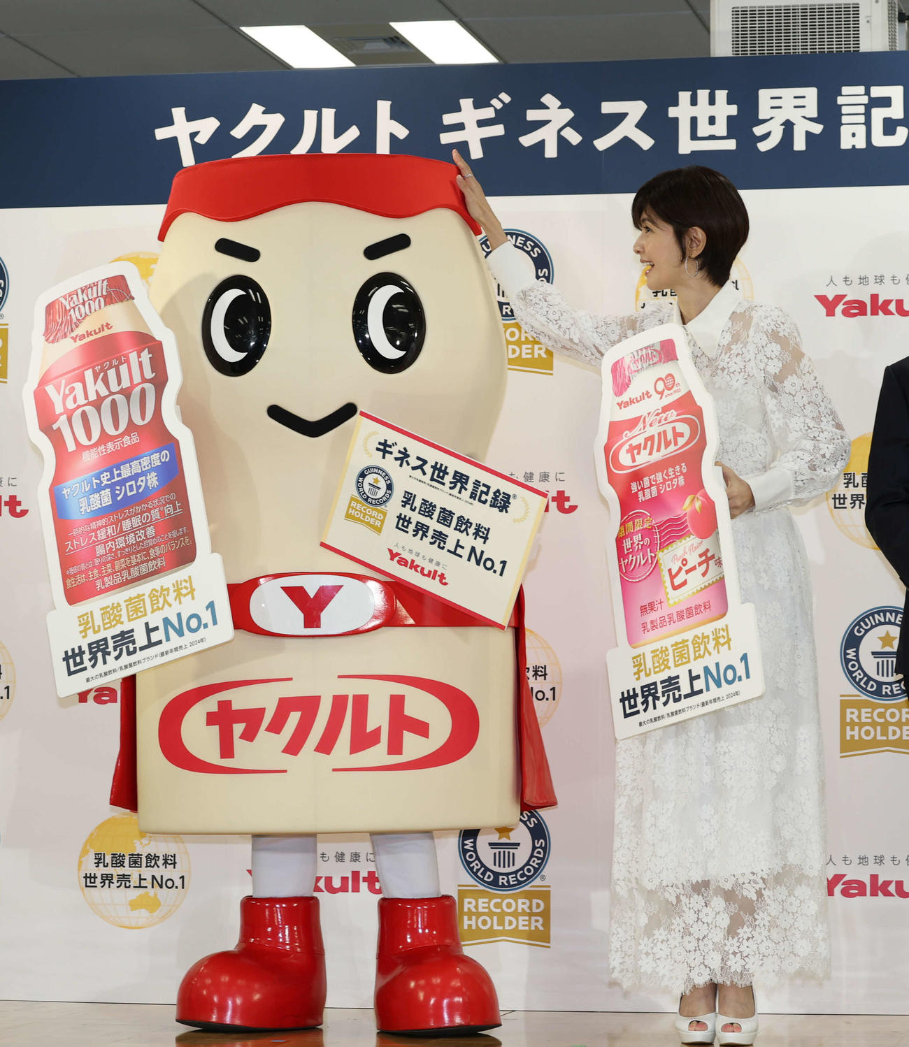 ギネス世界記録認定授与式でヤクルトマンをなでる内田有紀（撮影・増田悦実）