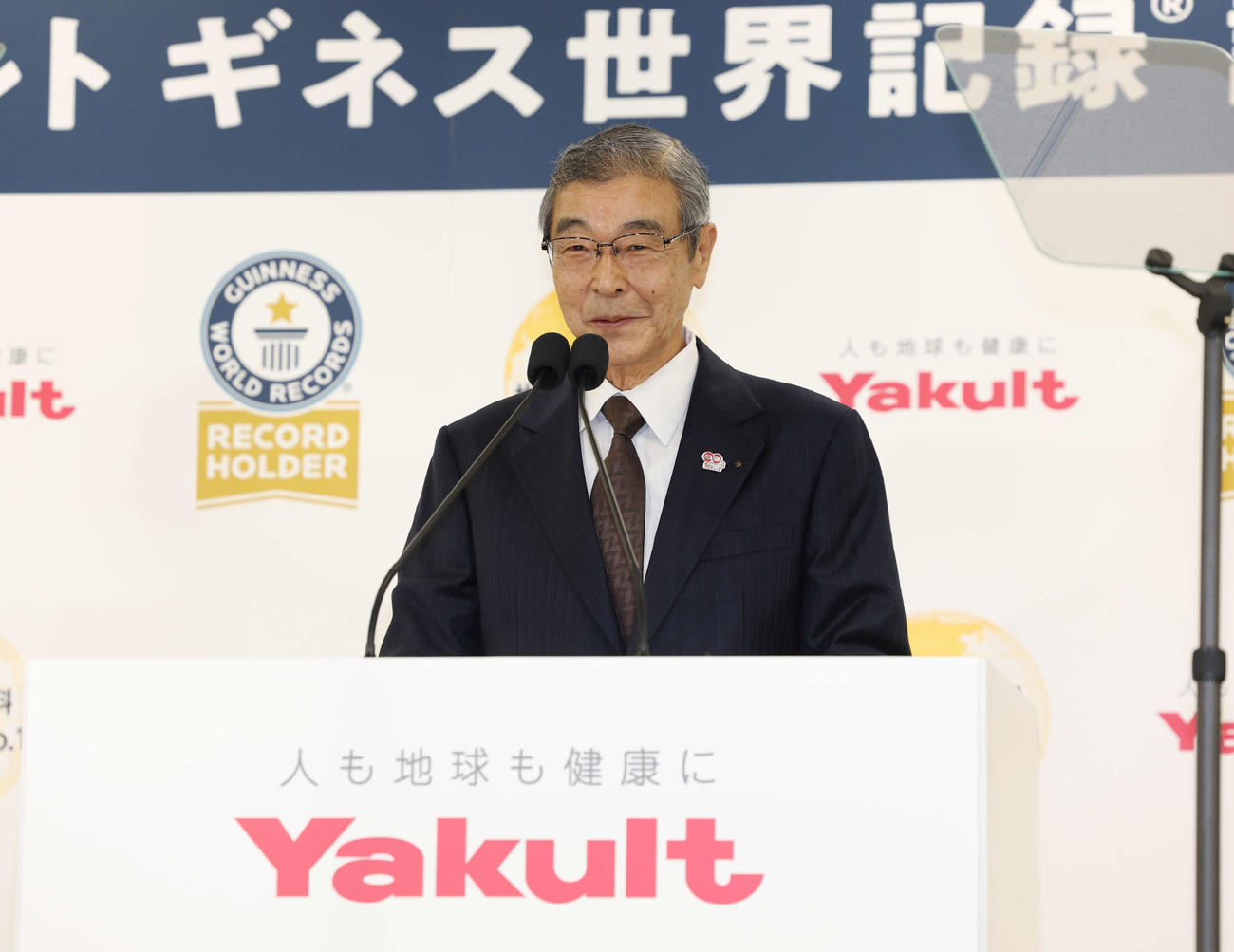 ヤクルトのギネス世界記録認定授与式であいさつをする成田裕代表取締役社長（撮影・増田悦実）