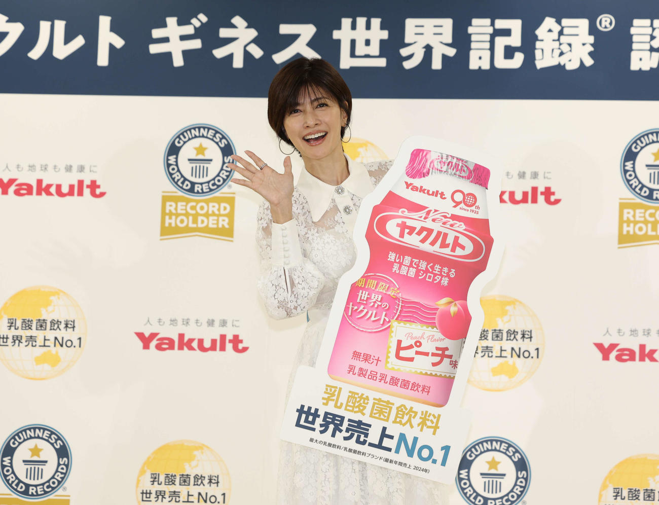 ギネス世界記録認定授与式で笑顔を見せる内田有紀（撮影・増田悦実）
