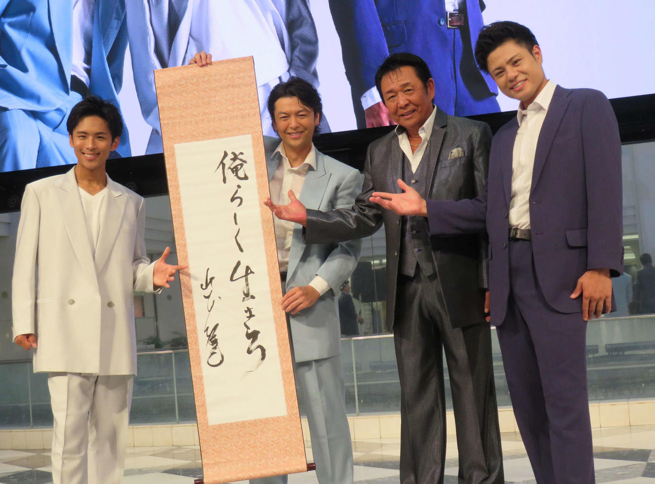 新曲「俺らしく…」追走盤の発売記念イベントを行った東京力車。左から白上一成、石橋拓也、ゲストの山本譲二、田井裕一