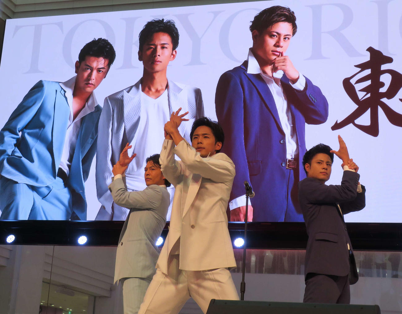 新曲「俺らしく…」追走盤の発売記念イベントを行った東京力車。左から石橋拓也、白上一成、田井裕一