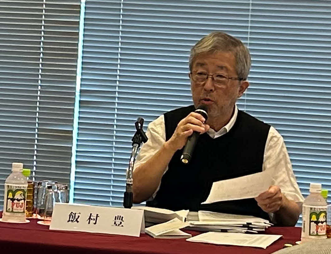 NHKスペシャル「シミュレーション～昭和16年夏の敗戦～」の内容についてのシンポジウムで語る、題材となった総力戦研究所所長、飯村穣陸軍中将の孫で元駐仏大使の飯村豊氏（撮影・松尾幸之介）
