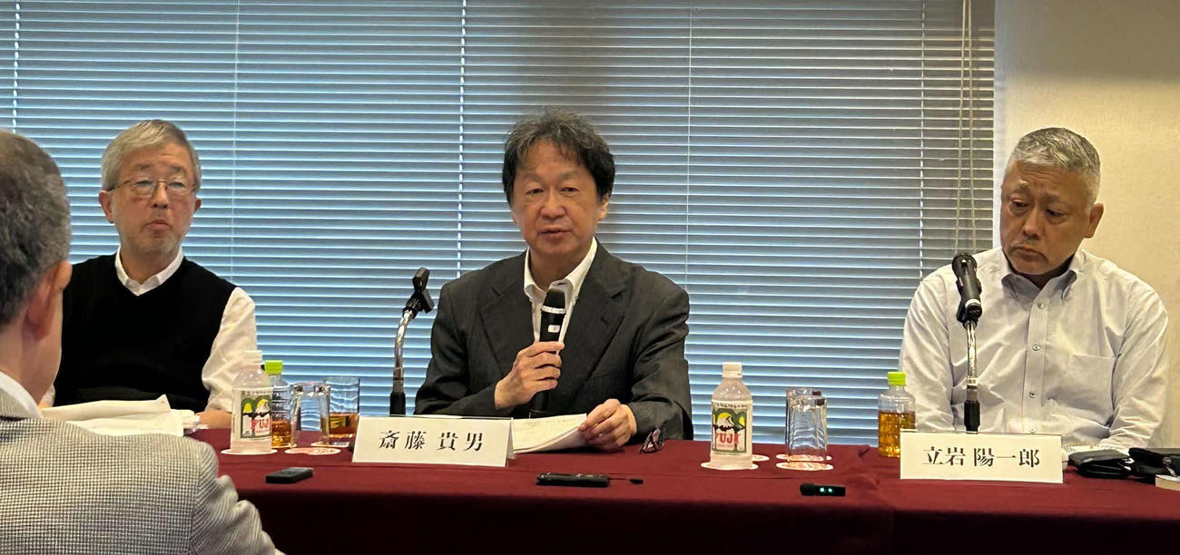 NHKスペシャル「シミュレーション～昭和16年夏の敗戦～」の内容についてのシンポジウムに出席した、左から番組題材となった総力戦研究所所長、飯村穣陸軍中将の孫で元駐仏大使の飯村豊氏、フリージャーナリストの斎藤貴男氏、元NHK報道記者の立岩陽一郎氏（撮影・松尾幸之介）