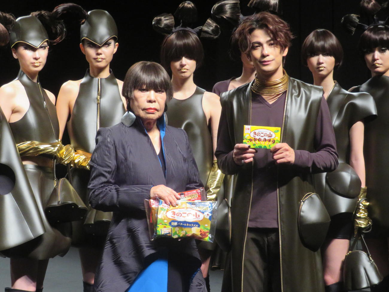 明治「きのこの山」50周年記念ファッションショーに出席したコシノジュンコ氏（前列左）と森崎ウィン（前列右）（撮影・川田和博）