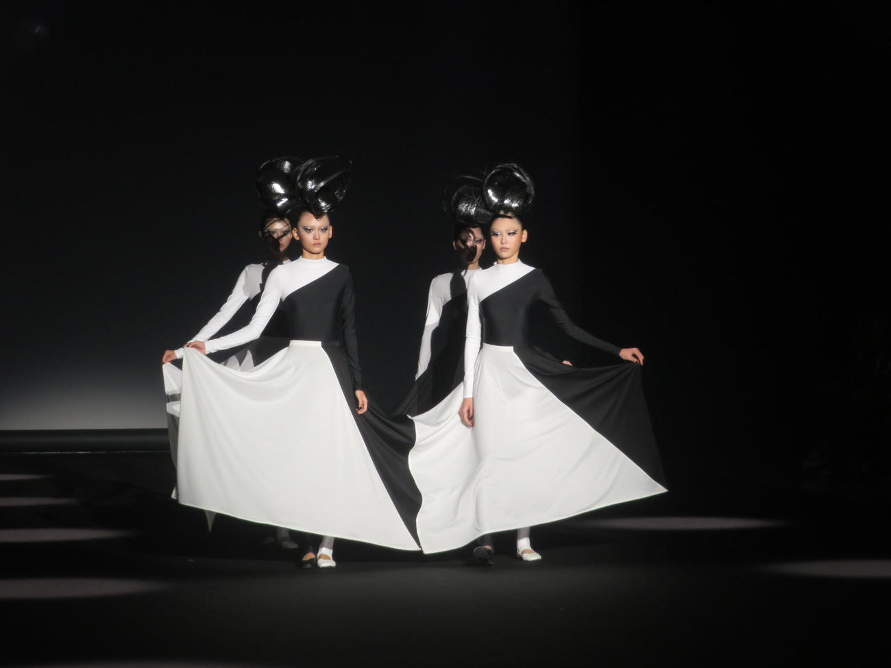 明治「きのこの山」50周年記念ファッションショーで開催した「JUNKO KOSHINOコレクション」のワンシーン（撮影・川田和博）