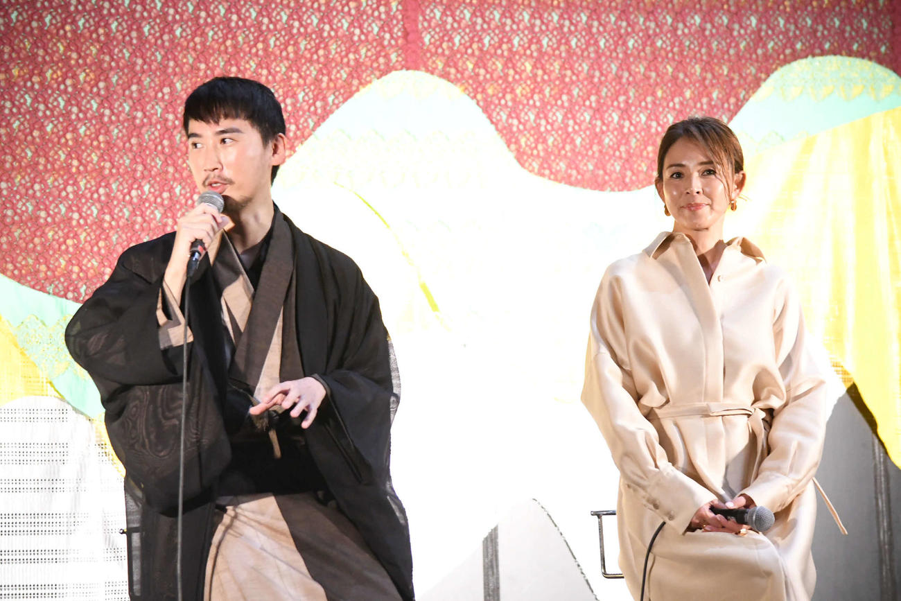 第1回京都駅ビル芸術祭のトークイベントに登壇したDAICHI MIURA氏（左）とSHIHO（撮影・阪口孝志）