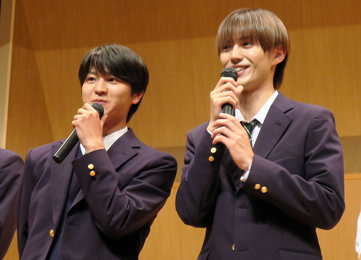 ABCテレビ連続ドラマ「修学旅行で仲良くないグループに入りました」制作発表会見に登壇したダブル主演の藤本洸大（左）、簡秀吉（右）
