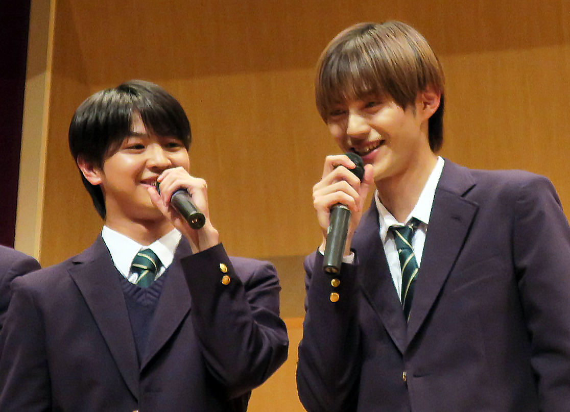 ABCテレビ連続ドラマ「修学旅行で仲良くないグループに入りました」制作発表会見に登壇したダブル主演の藤本洸大（左）、簡秀吉（右）
