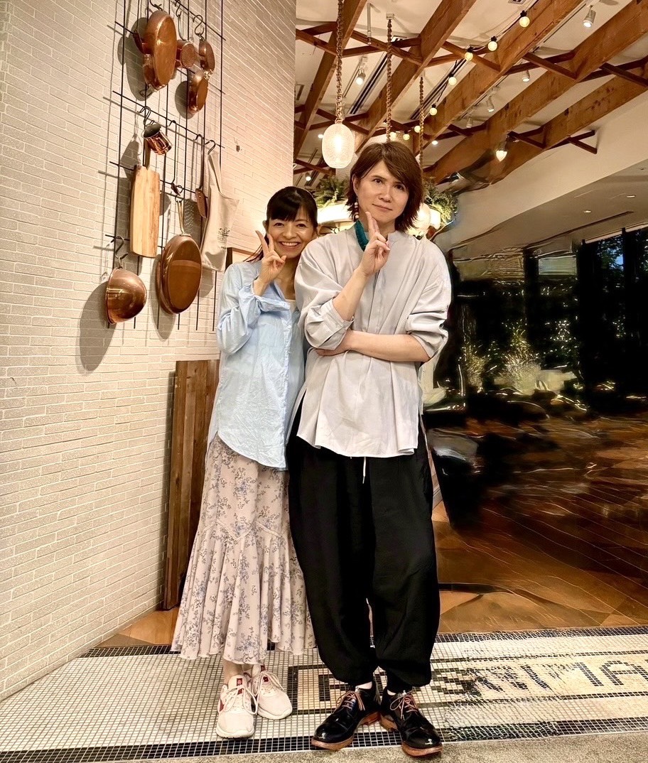 結婚を発表した園山真希絵（左）とTAKESHI