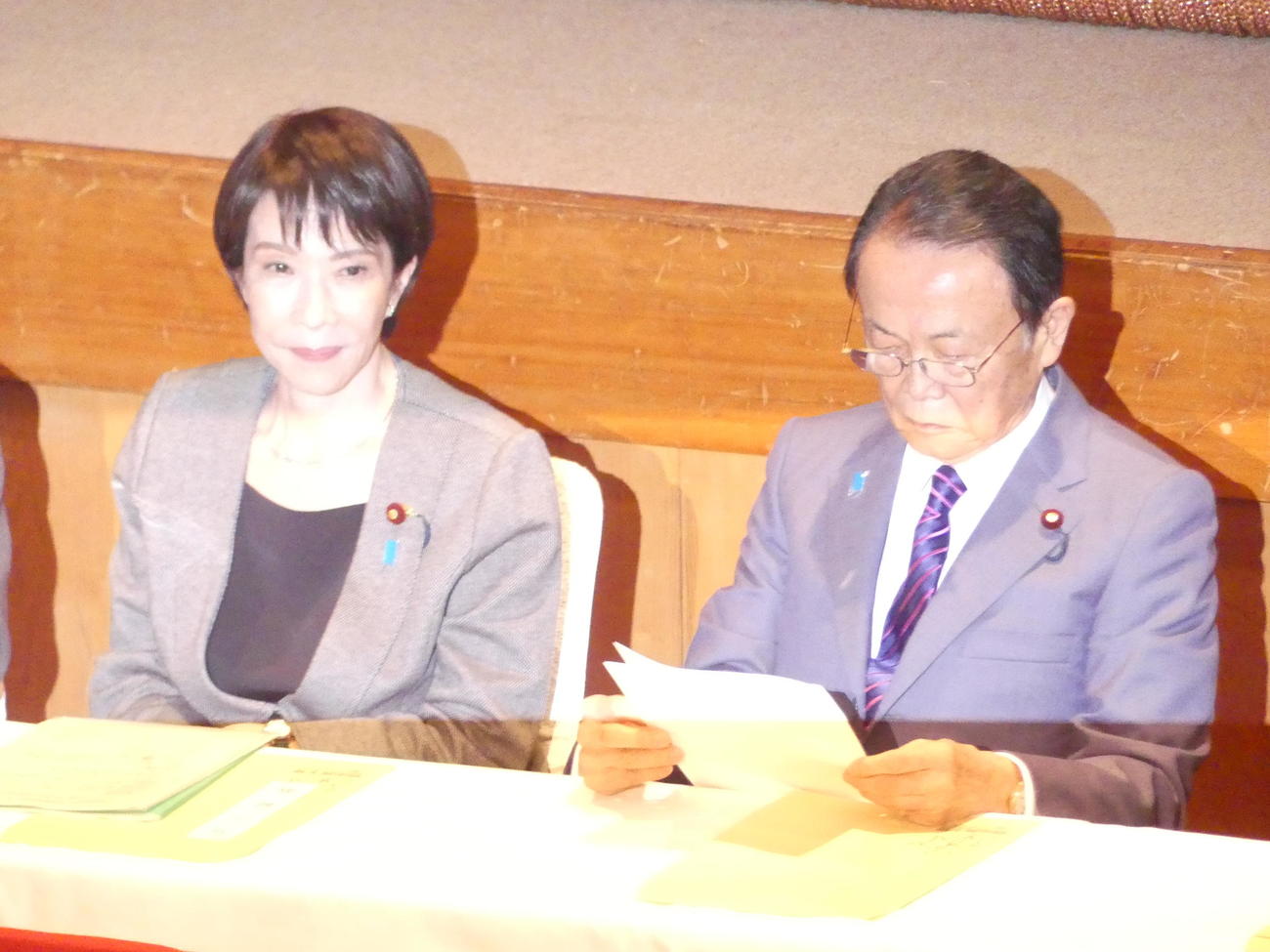 20205年10月14日　自民党両院議員懇談会に出席する高市早苗総裁。右は麻生太郎副総裁