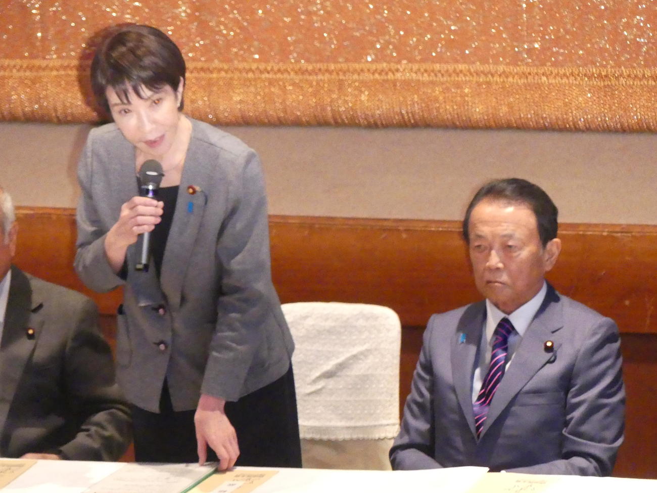 20205年10月14日　自民党両院議員懇談会に出席する高市早苗総裁。右は麻生太郎副総裁