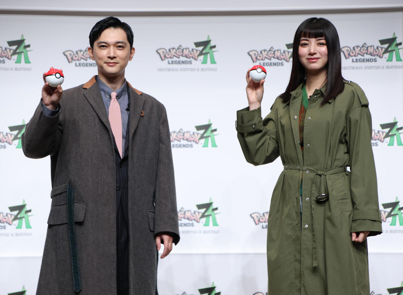 「ポケットモンスター」シリーズ最新作発売記念イベントでモンスターボールを手に記念撮影する吉沢亮（左）と池田エライザ（撮影・中島郁夫）