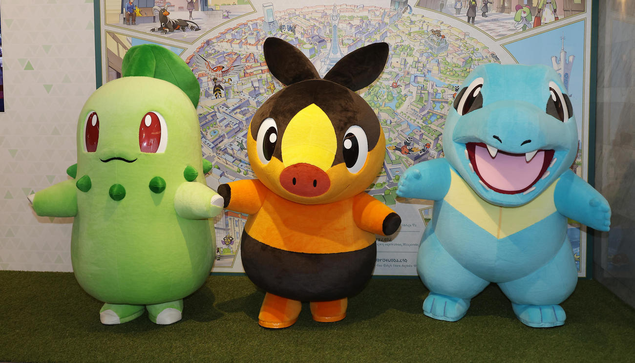 「ポケットモンスター」シリーズ最新作発売記念イベントに登場した、左からチコリータ、ポカブ、ワニノコ（撮影・中島郁夫）