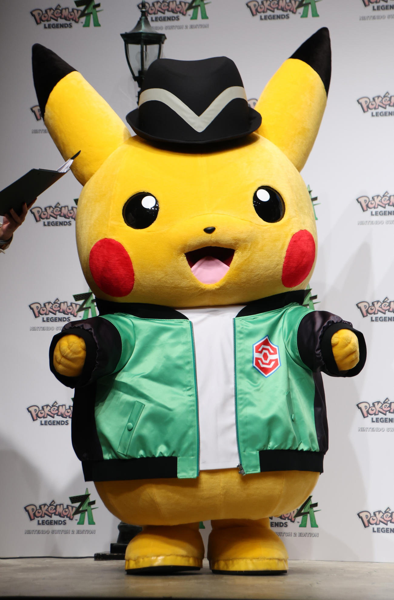 「ポケットモンスター」シリーズ最新作発売記念イベントにスペシャルコスチュームで登場したピカチュウ（撮影・中島郁夫）