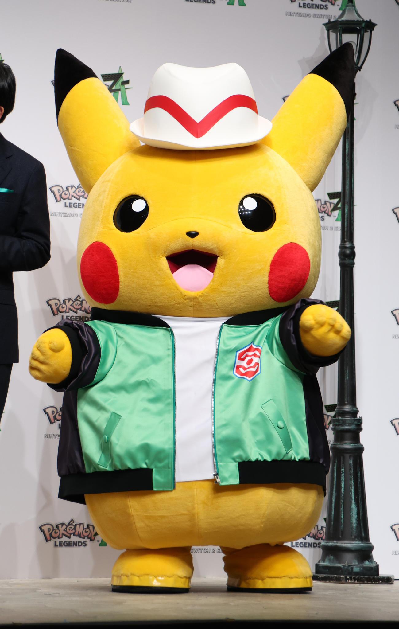 「ポケットモンスター」シリーズ最新作発売記念イベントにスペシャルコスチュームで登場したピカチュウ（撮影・中島郁夫）