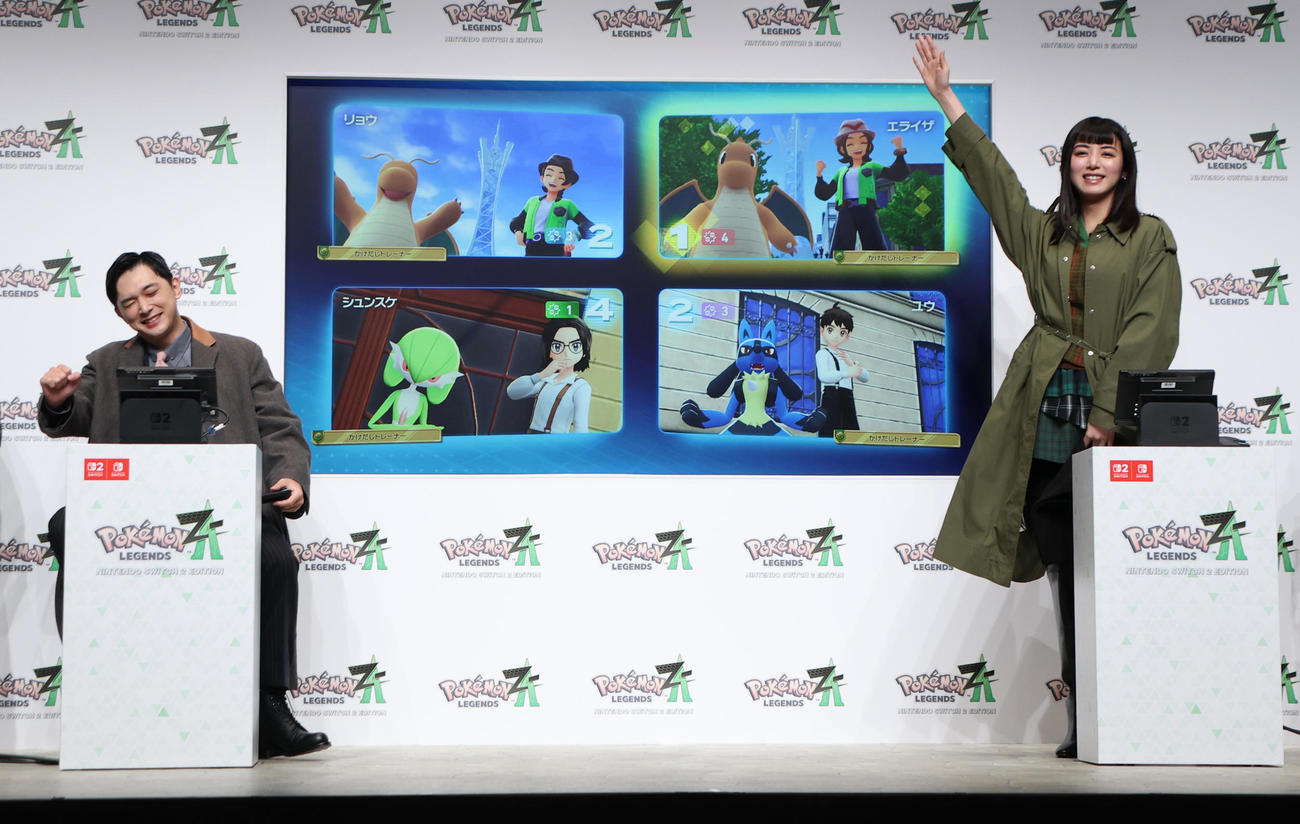 「ポケットモンスター」シリーズ最新作で対戦し吉沢亮（左）に勝利し喜ぶ池田エライザ（撮影・中島郁夫）