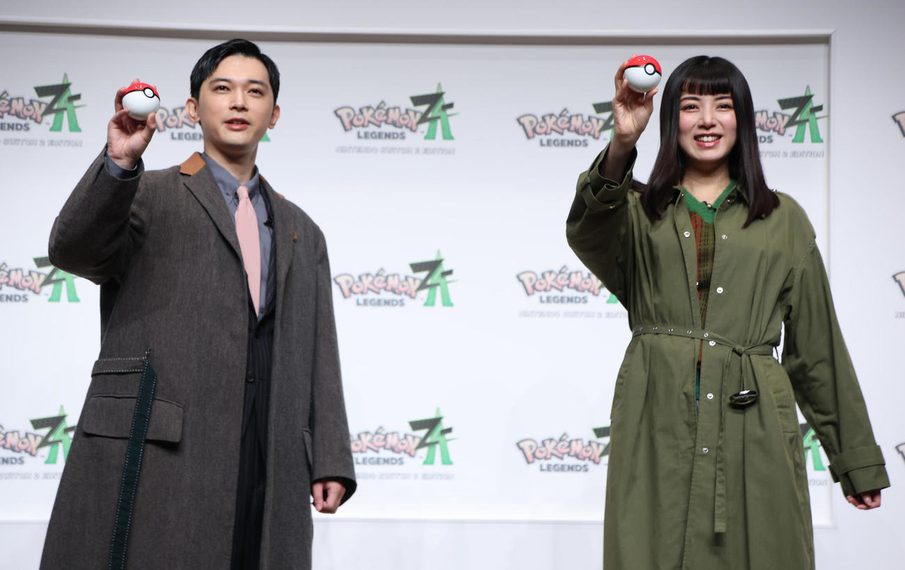 「ポケットモンスター」シリーズ最新作発売記念イベントでモンスターボールを手に記念撮影する吉沢亮（左）と池田エライザ（撮影・中島郁夫）