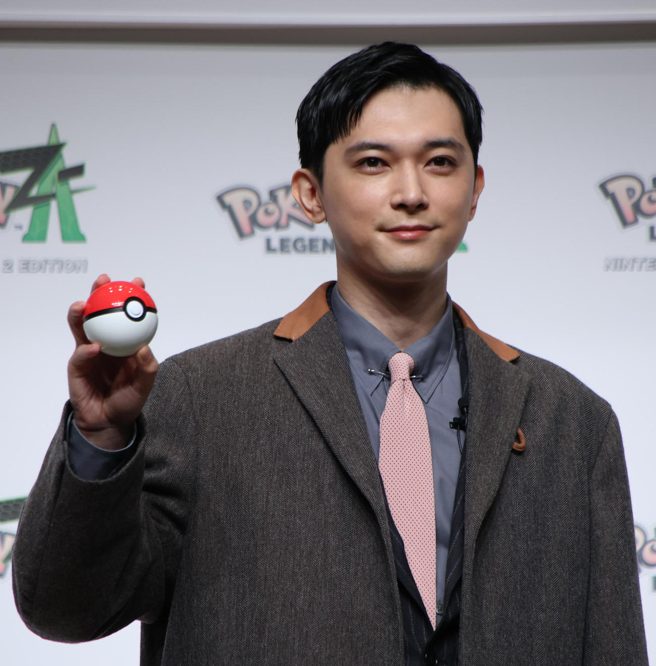 「ポケットモンスター」シリーズ最新作発売記念イベントでモンスターボールを手に記念撮影する吉沢亮（撮影・中島郁夫）