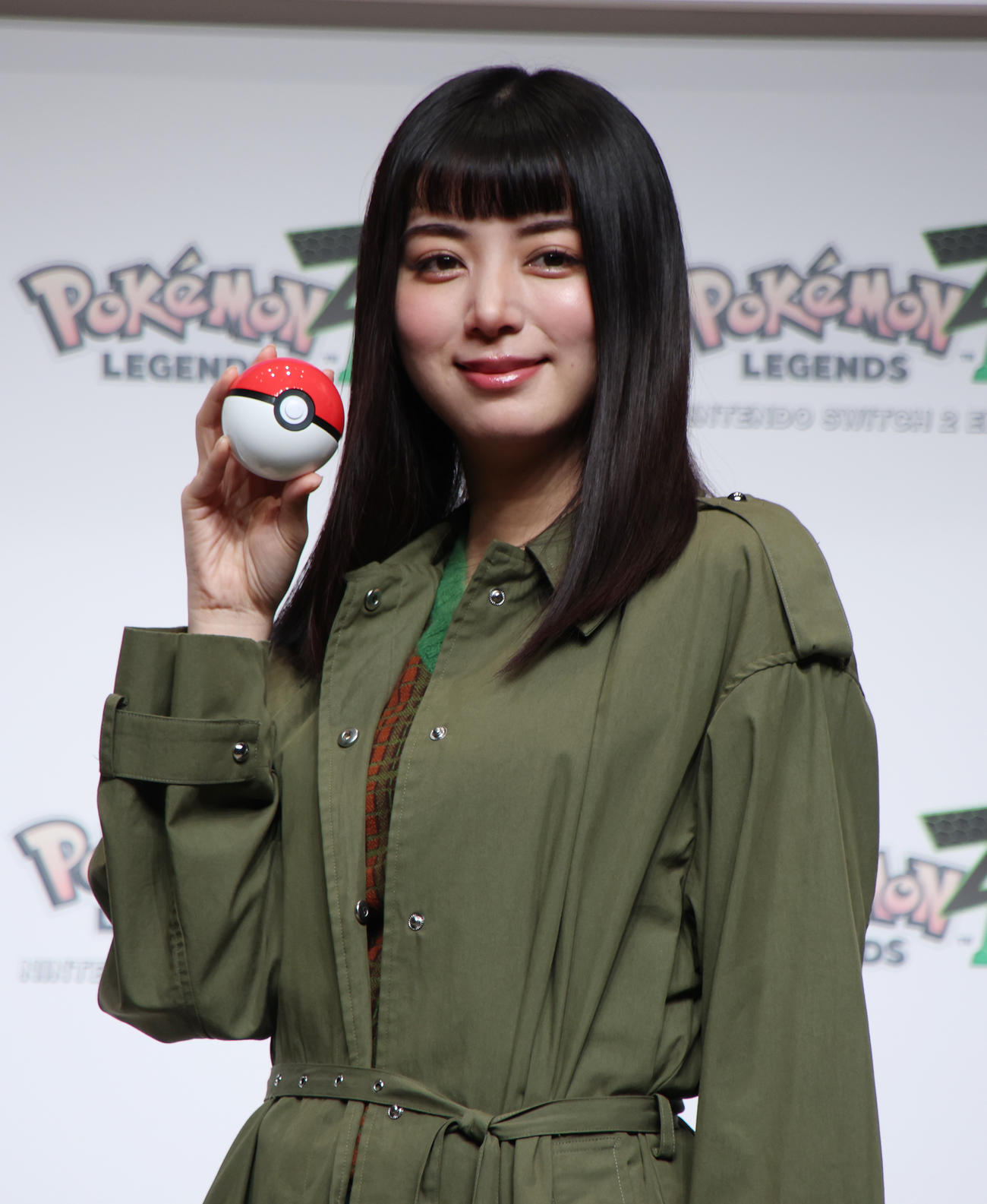 「ポケットモンスター」シリーズ最新作発売記念イベントでモンスターボールを手に記念撮影する池田エライザ（撮影・中島郁夫）