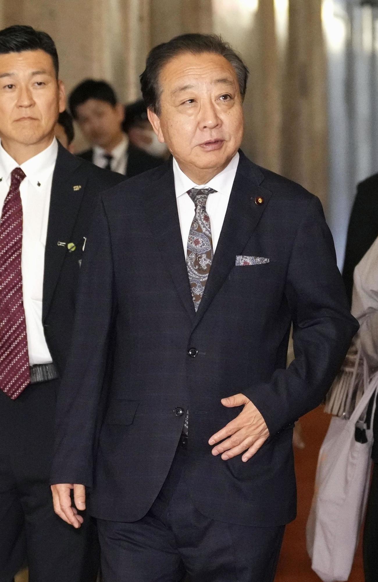 自民党の高市総裁との会談に向かう立憲民主党の野田代表（共同）