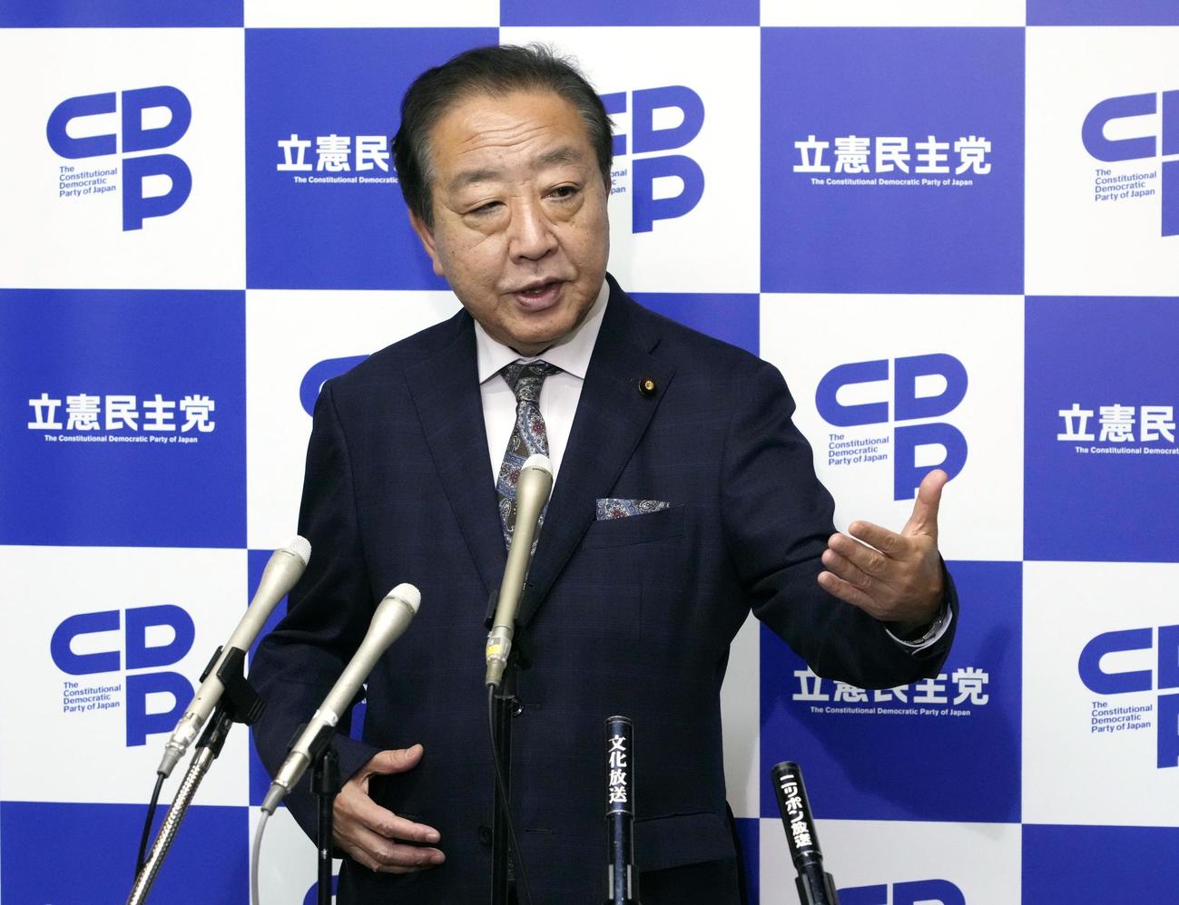 自民党の高市総裁との会談後、記者団の取材に応じる立憲民主党の野田代表（共同）