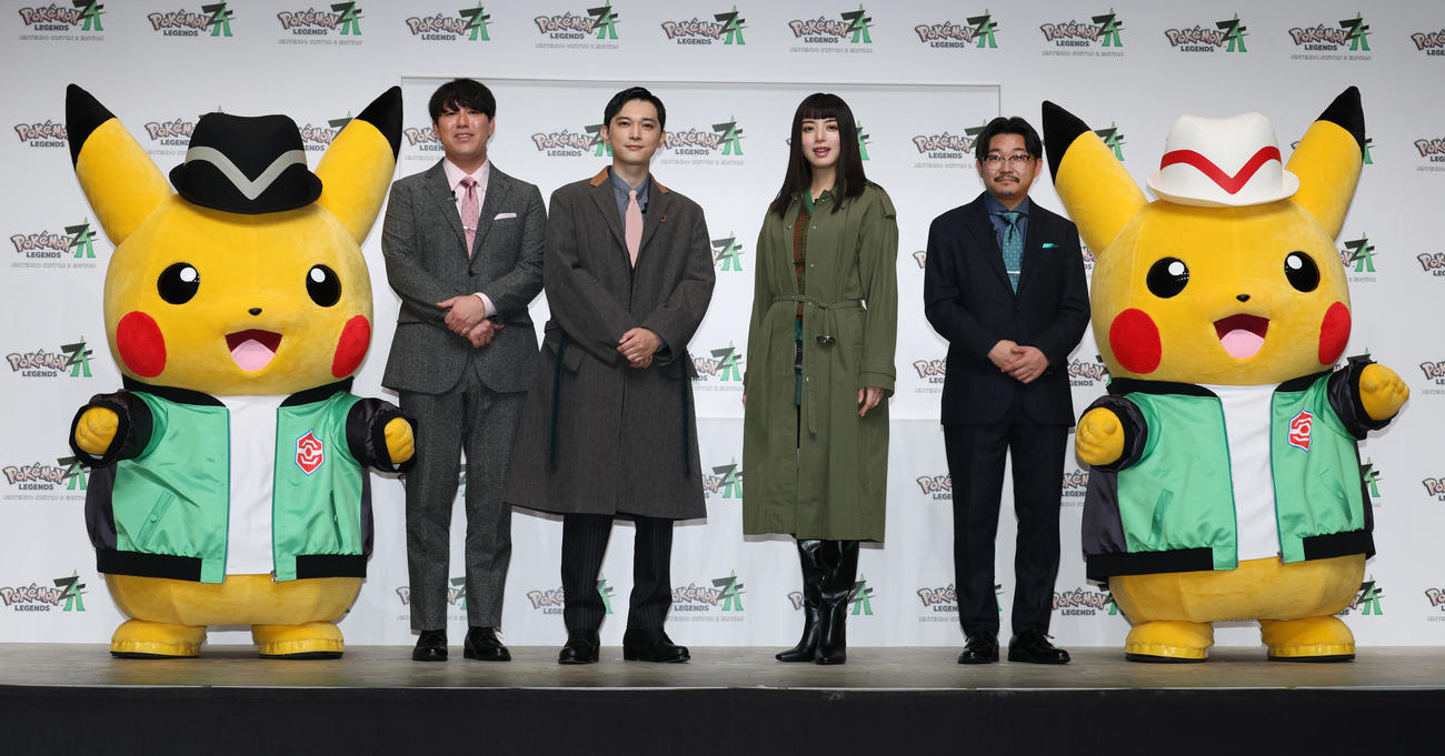 ピカチュウたちと一緒に「ポケットモンスター」シリーズ最新作発売記念イベントで記念撮影する、左からオズワルド畠中悠、吉沢亮、池田エライザ、オズワルド伊藤俊介（撮影・中島郁夫）