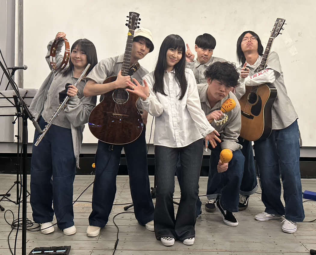 フリーライブを行った、男女8人組二刀流ロックバンド、少年キッズボウイ