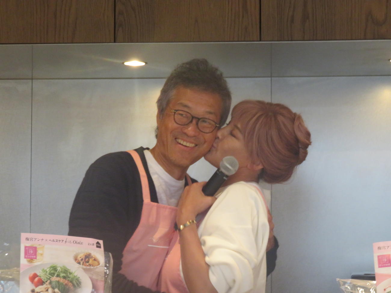 世継恭規氏（左）に熱烈キスをする梅宮アンナ