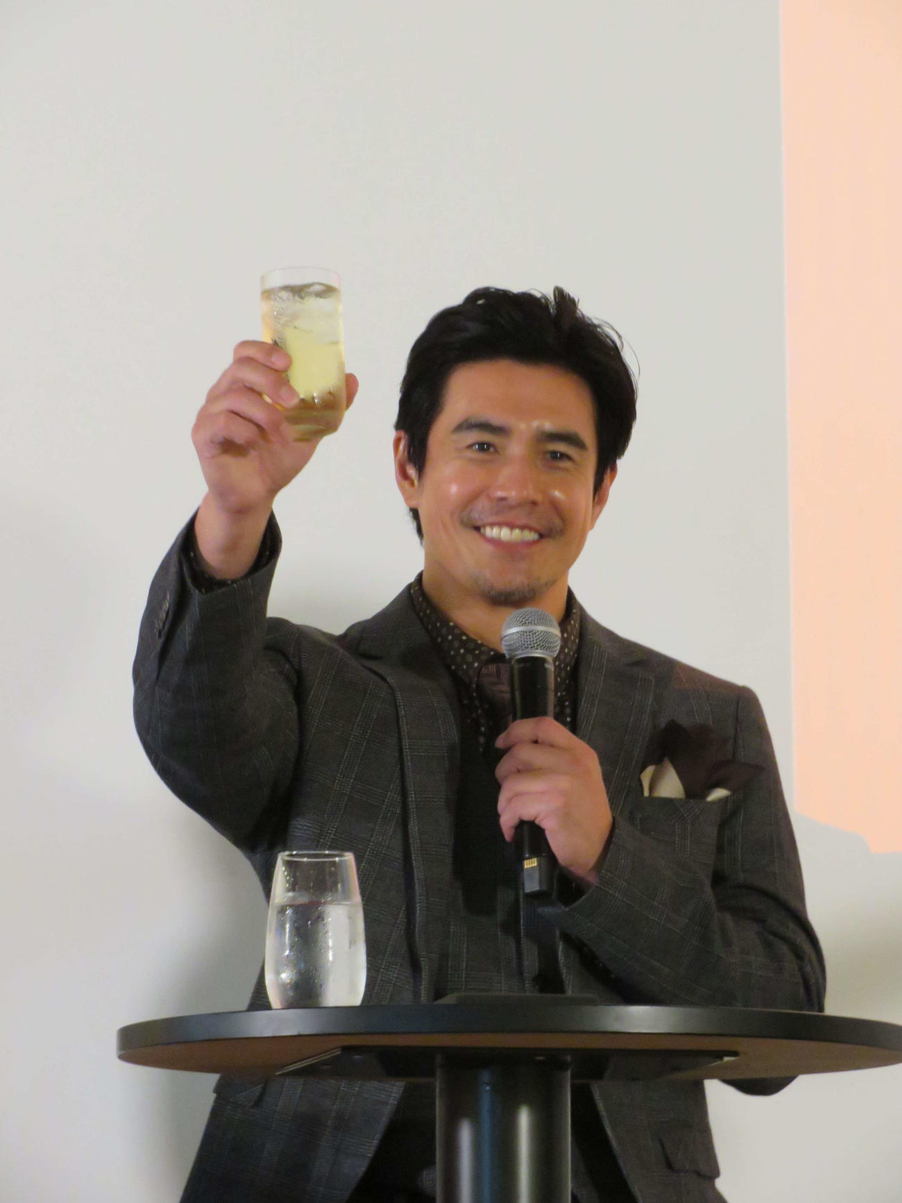 「Dewar's HERE'S TO THE STORY」オープニングイベントで乾杯する伊藤英明（撮影・村上幸将）