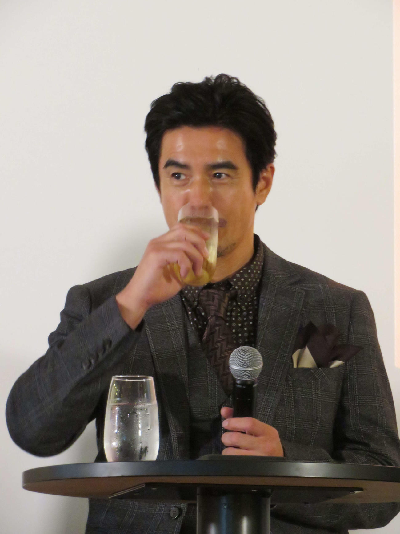 「Dewar's HERE'S TO THE STORY」オープニングイベントでDewar's12年を飲む伊藤英明（撮影・村上幸将）