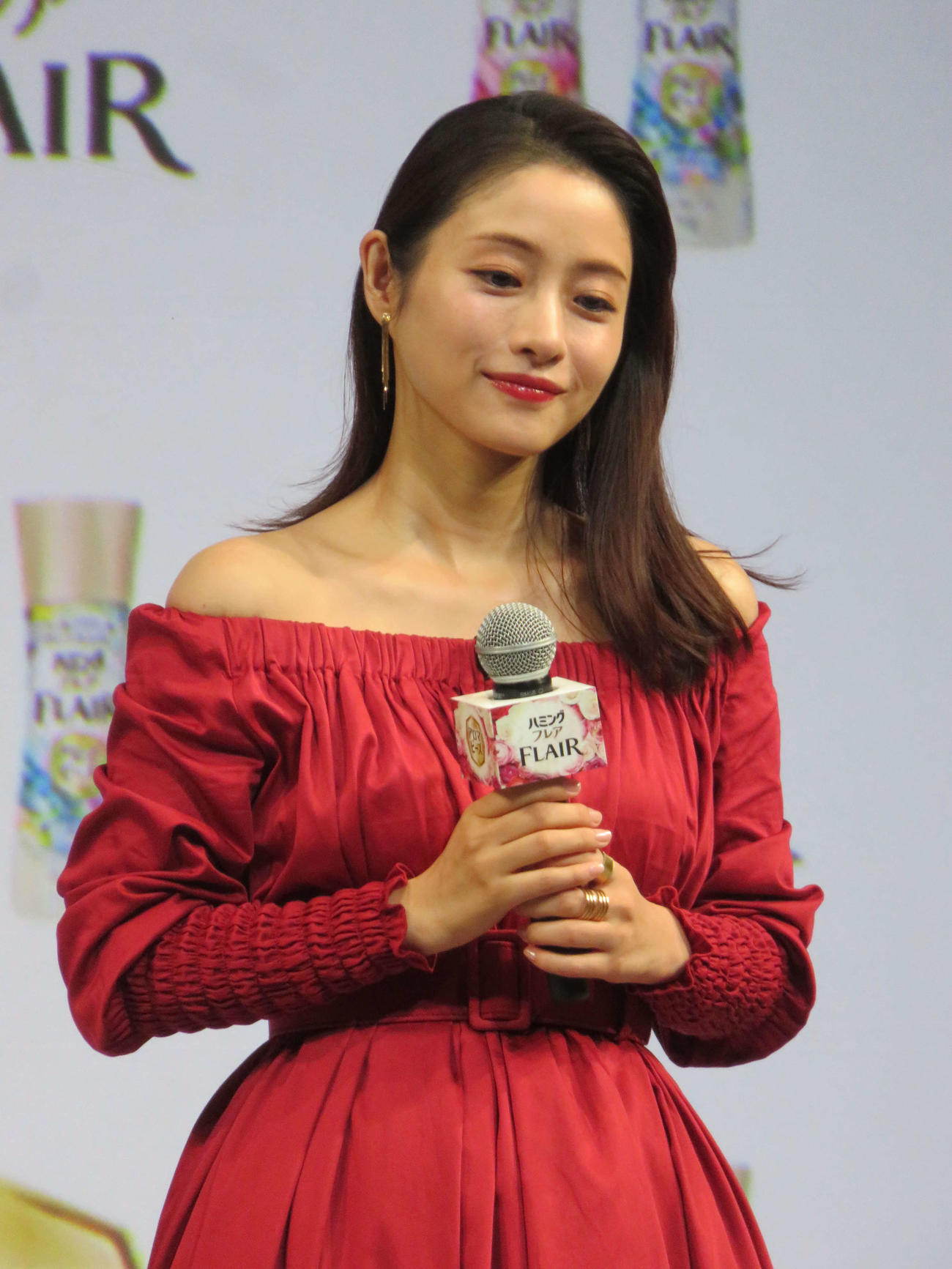 赤いドレスで花王「ファブリックケア新製品発表会」に登壇した石原さとみ