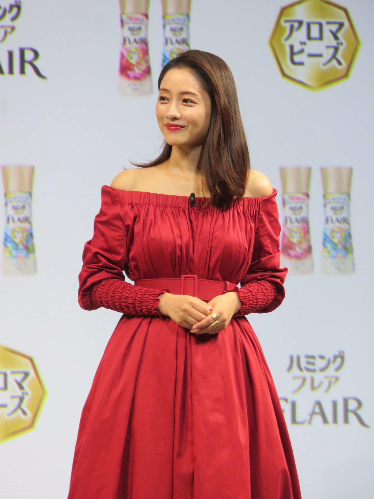 赤いドレスで花王「ファブリックケア新製品発表会」に登壇した石原さとみ