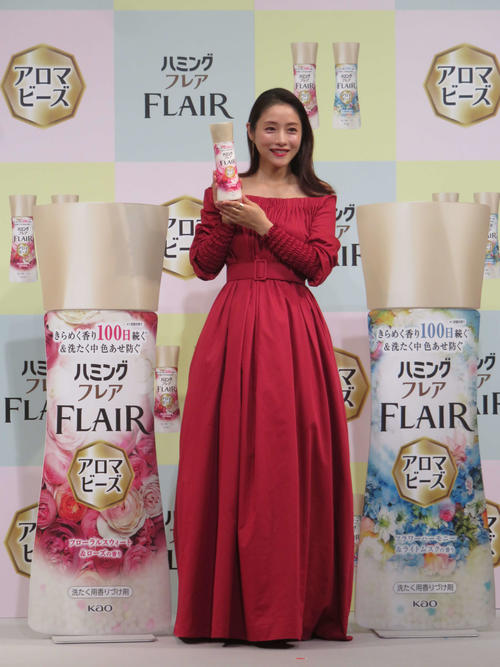 石原さとみ第2子出産後、赤ドレスで初の公の場 「子が夜泣きして