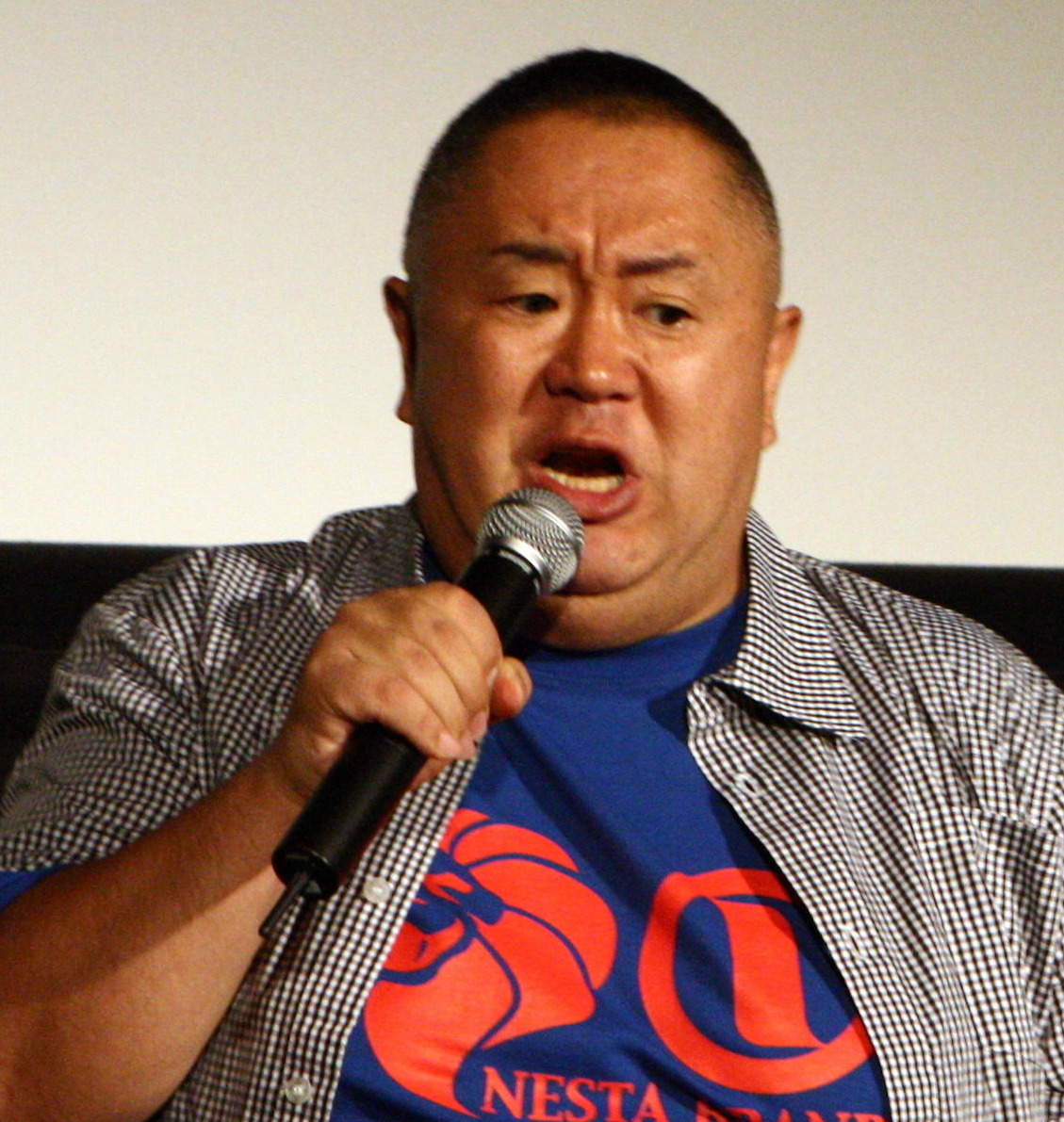 西田敏行さんのものまねをする松村邦洋（2013年撮影）
