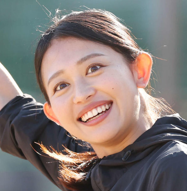 笑顔を見せるフジテレビの松﨑涼佳アナウンサー（2024年1月撮影）
