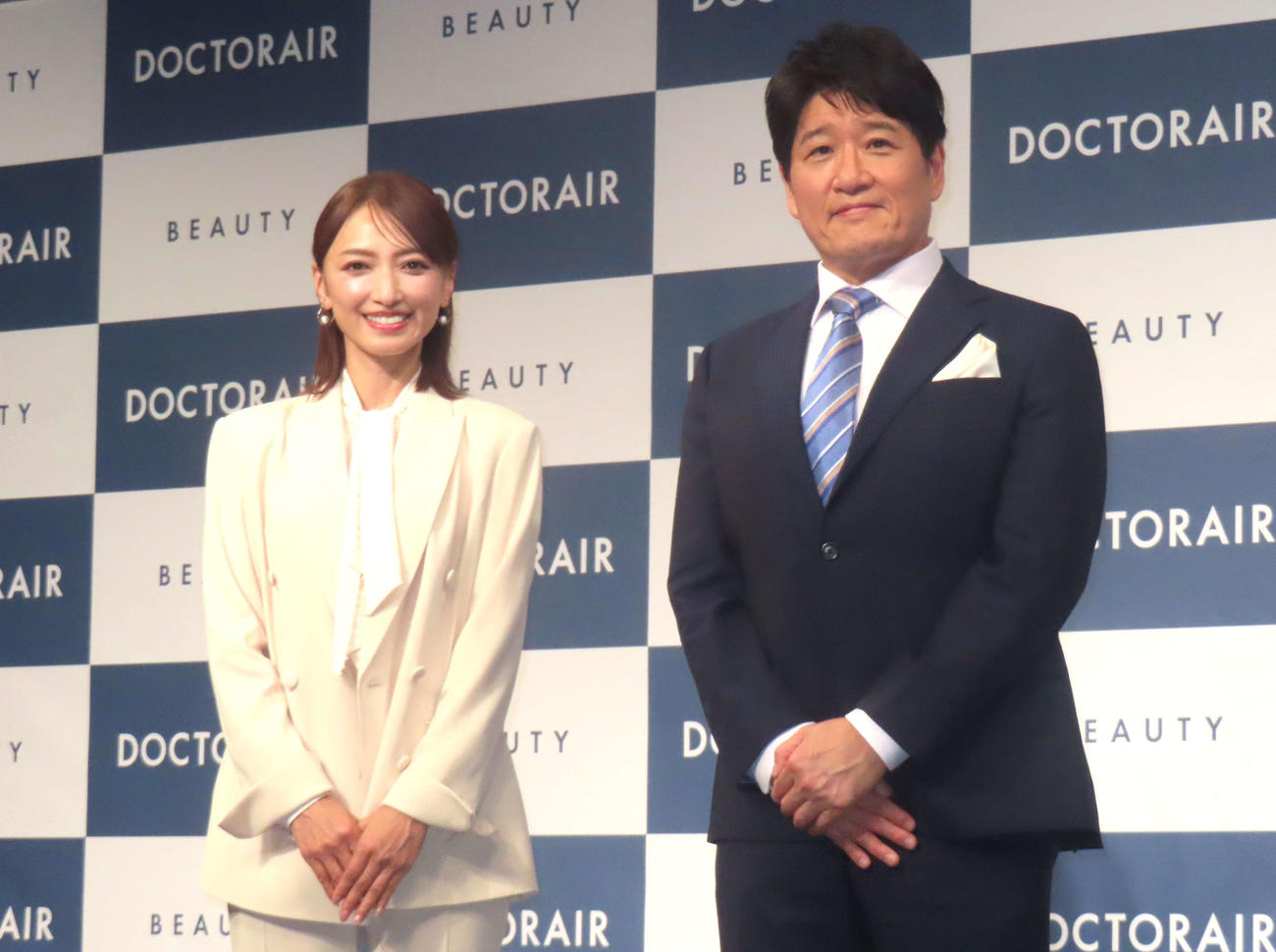 「ドクターエア　ビューティ」新製品発表会」に登壇した望月理恵（左）と林修