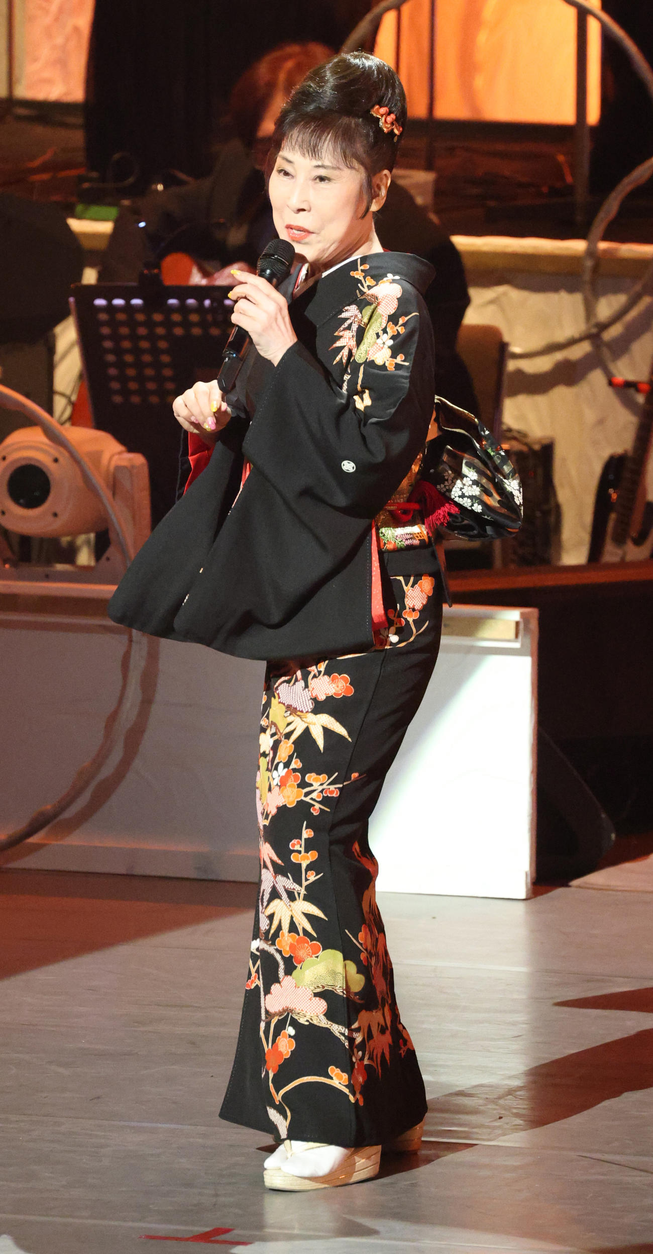 第52回歌謡祭で熱唱する原田悠里（撮影・中島郁夫）